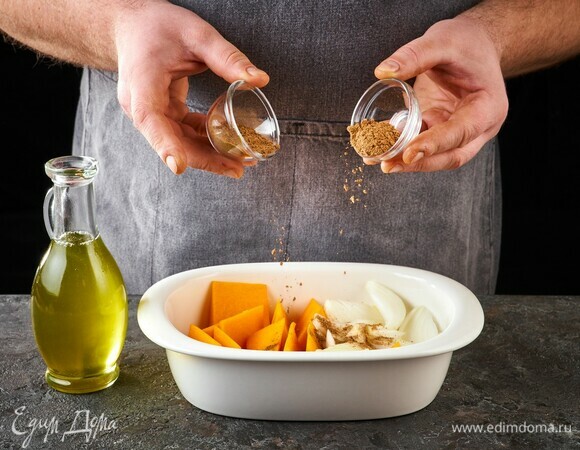 Выложите в форму для запекания. Посыпьте овощи мускатным орехом и гвоздикой.