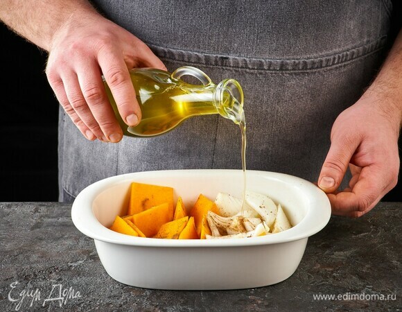 Сбрызните оливковым маслом. Запекайте в духовке при 180°C около 25 минут.