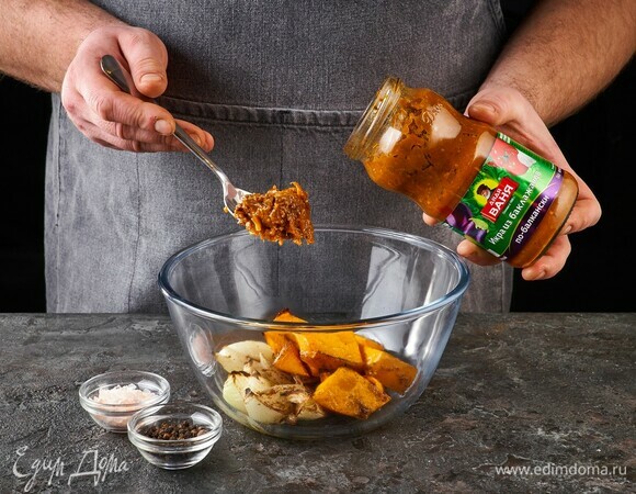 Добавьте к ним икру из баклажанов «По-балкански» ТМ «Дядя Ваня», посолите, поперчите.