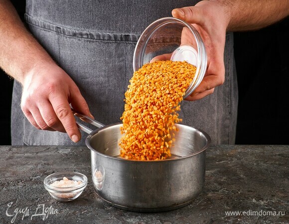 Отварите чечевицу в подсоленной воде, согласно инструкции на упаковке.