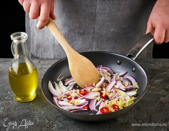 На сковороде обжарьте в оливковом масле имбирь, перец чили и лук.