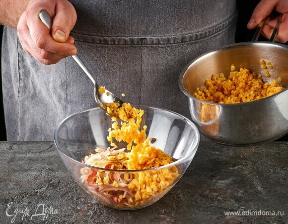 Выложите в салатник вареную чечевицу, обжаренные овощи и имбирь.