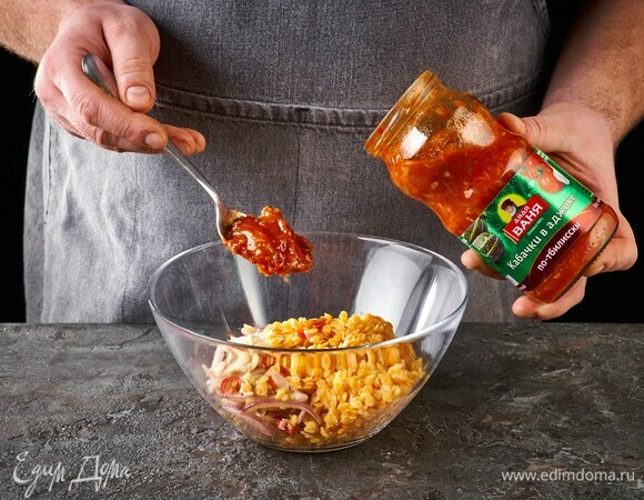 Добавьте кабачки в аджике «По-тбилисски» ТМ «Дядя Ваня», перемешайте.