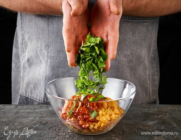 Посыпьте рубленым базиликом и подавайте.