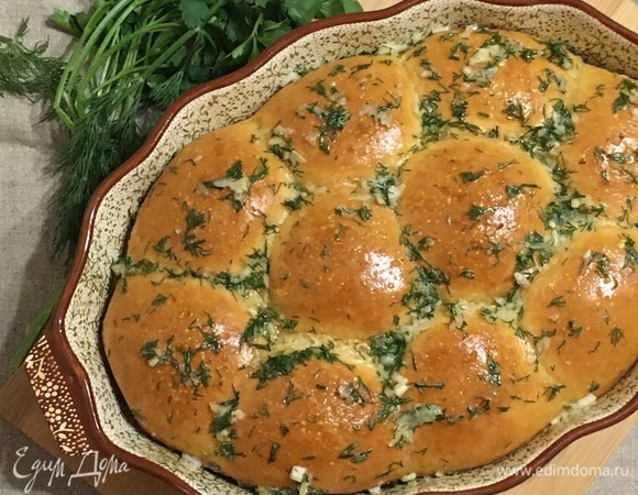 Для чесночной смеси все перемешать и обильно смазать готовые горячие булочки.