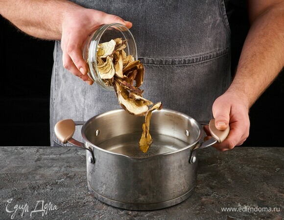 Сухие белые грибы добавьте в кастрюлю с водой, проварите 10 минут. Грибной бульон процедите. Грибы переложите в чистую чашку и при необходимости нарежьте.