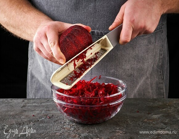 Свеклу натрите на крупной терке.