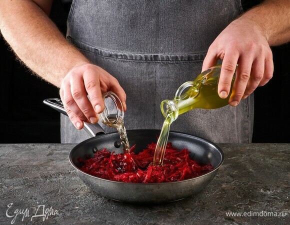 Обжарьте свеклу на растительном масле с добавлением яблочного уксуса. Тушите около 10 минут.