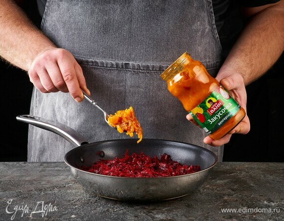 Когда свекла будет почти готова, выложите к ней закусочку «Венгерская» ТМ «Дядя Ваня», перемешайте.