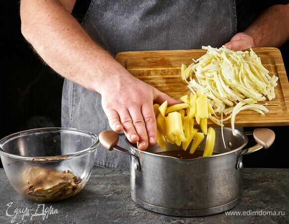 Добавьте в кастрюлю картофель и капусту, варите 15 минут.