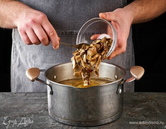 В кастрюлю с капустой и картошкой добавьте грибы.