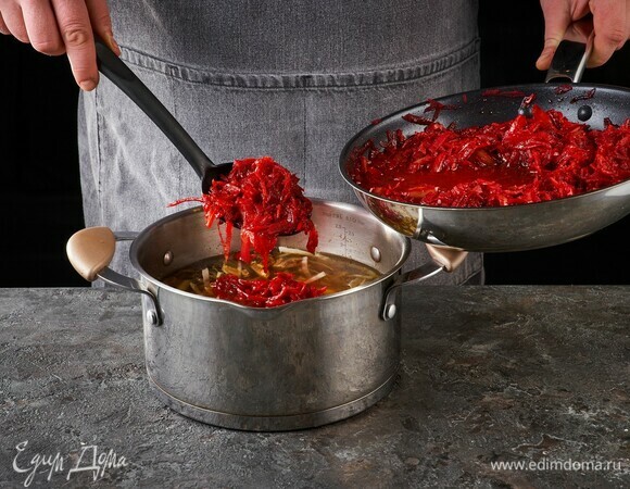 Выложите свеклу с овощами. Проварите все 2 минуты.