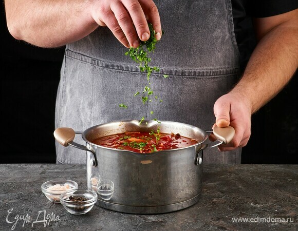 Посолите, поперчите, добавьте рубленую зелень. Оставьте настаиваться на 20 минут.