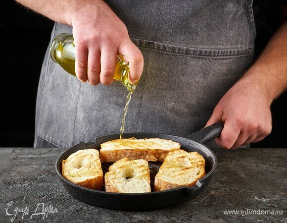 Чиабатту сбрызните оливковым маслом. Подрумяньте хлеб на сковороде-гриль.