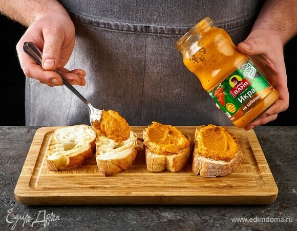 Густо смажьте каждый ломтик икрой из кабачков ТМ «Дядя Ваня».