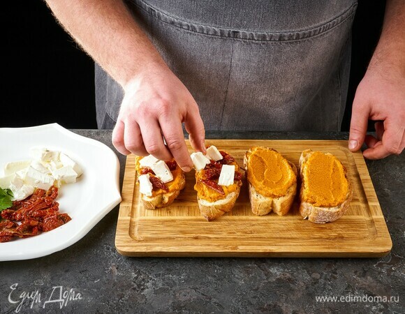 Далее выложите вяленые томаты и тофу.