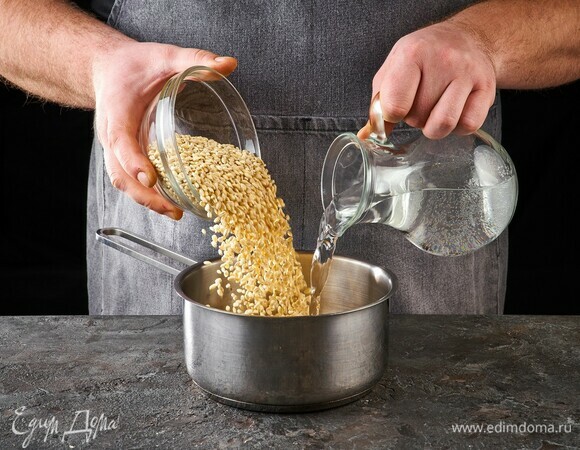 Перловую крупу промойте и залейте холодной водой. Отварите, согласно инструкции на упаковке.