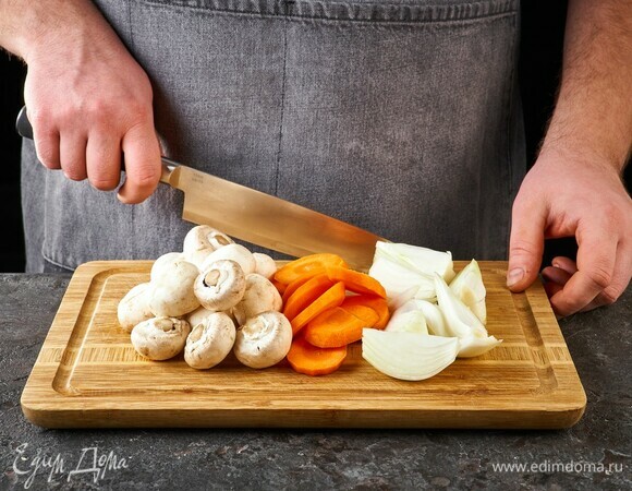 Шампиньоны очистите, лук нарежьте дольками, морковь нарежьте тонкими кружочками.