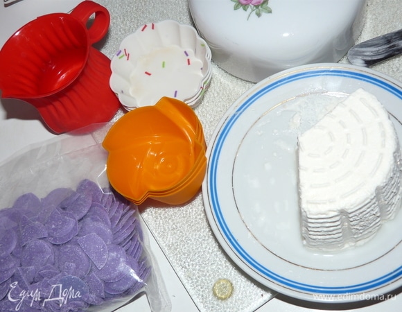 Для этого лакомства я использовала домашний творожный сыр, приготовление которого описано в предыдущем рецепте. Подготовить силиконовые формочки, цветную глазурь и силиконовый кувшинчик.