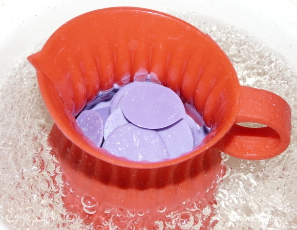 Далее пересыпаем глазурь в силиконовый кувшинчик и ставим на водяную баню, чтобы растопить глазурь.