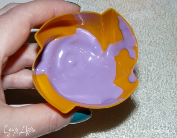 Как только глазурь растопится, наливаем в форму и распределяем по всей поверхности, можно помочь кулинарной лопаткой. И сразу отправляем в холодильник на 20–25 минут.