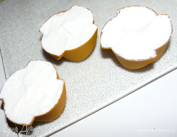 Когда глазурь застынет, заполняем форму мягким творогом.