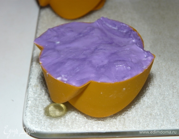 И далее запечатываем жидкой глазурью, снова отправляем в холодильник на 20–25 минут.