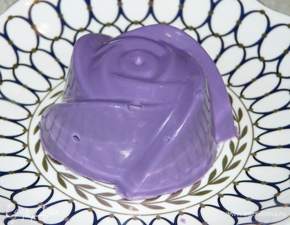 После вынимаем застывшие формы, переворачиваем и снимаем силиконовую форму. Вот такая розочка получилась у меня. Приятного аппетита! Пробуйте, полет фантазий не ограничен. Радуй больше свои родных вкуснятиной.