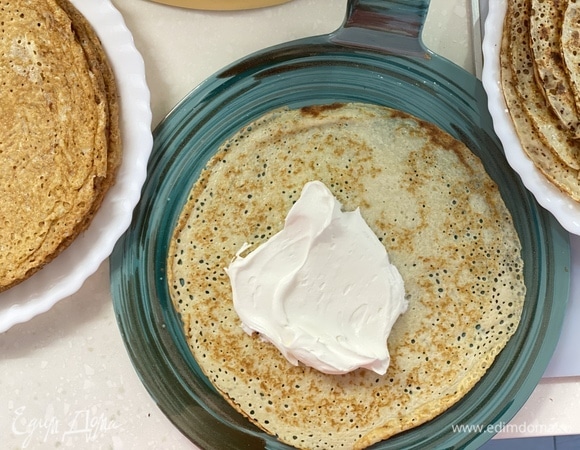 Теперь готовые блинчики один за другим смазываем кремом и украшаем по желанию ягодами. Торт готов!