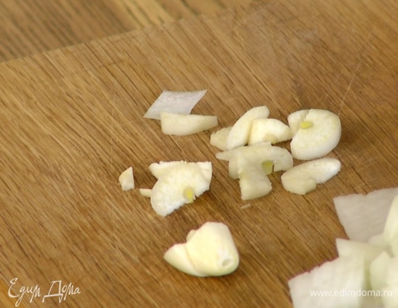 Чеснок почистить и нарезать пластинками.