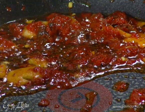 Разогреть в сковороде оливковое масло и обжарить чеснок, выложить к нему анчоусы и, помешивая, тоже обжарить, затем добавить перец чили, томатную пасту и пассату, все прогреть.