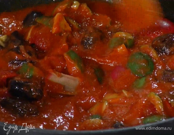 Оливки отправить в сковороду с томатным соусом, все перемешать и выложить в кастрюлю с горячими макаронами, затем еще раз перемешать.