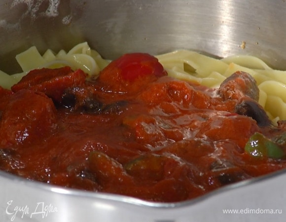 Сулугуни натереть на мелкой терке, добавить в слегка остывшие макароны и перемешать.