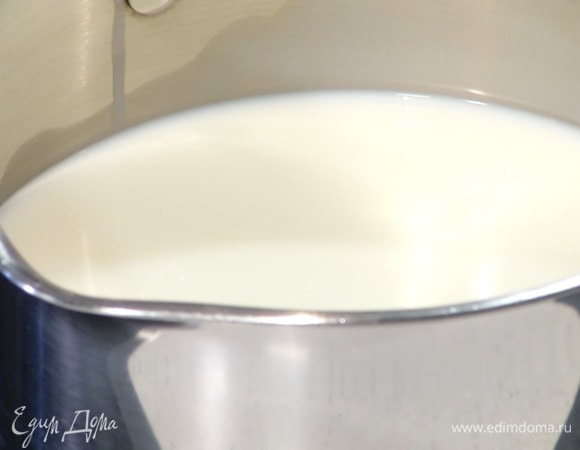 Молоко подогреть, так чтобы оно стало теплым.