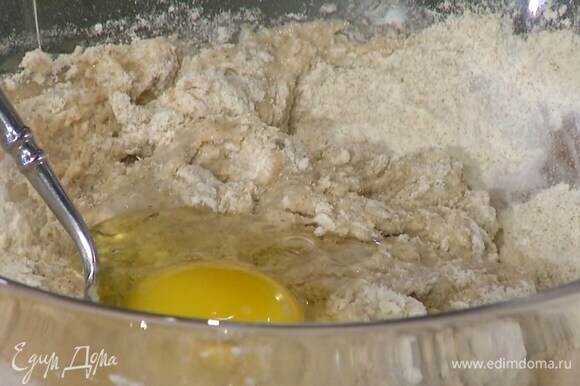 Всю муку соединить, перемешать с солью, дрожжами и сахаром, затем влить молоко, добавить одно яйцо и еще раз перемешать.
