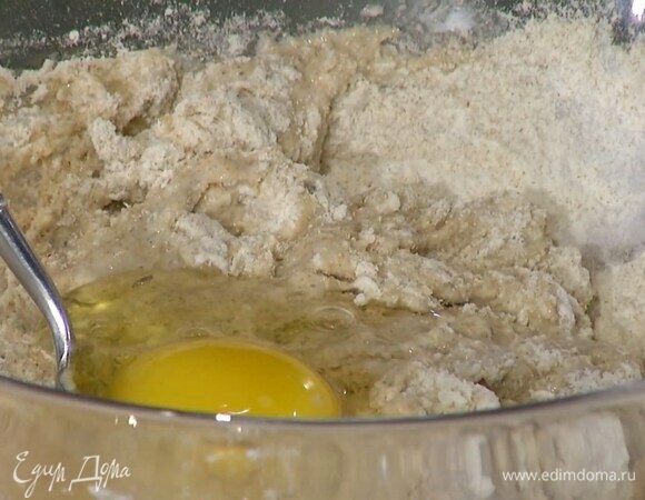 Всю муку соединить, перемешать с солью, дрожжами и сахаром, затем влить молоко, добавить одно яйцо и еще раз перемешать.