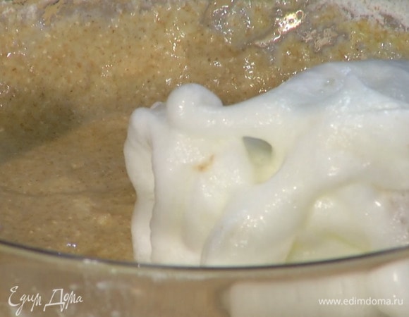 Белки взбить в пышную, воздушную массу, ввести ее в тесто и вымешать.