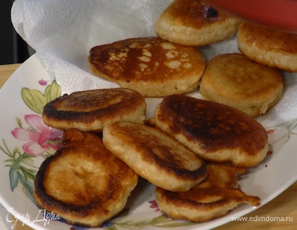 Разогреть в сковороде растительное масло, пожарить оладушки и выложить их на бумажное полотенце, чтобы удалить излишки жира.
