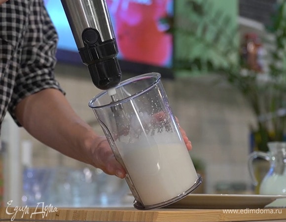 Сливки для взбивания взбить блендером с насадкой-венчиком.