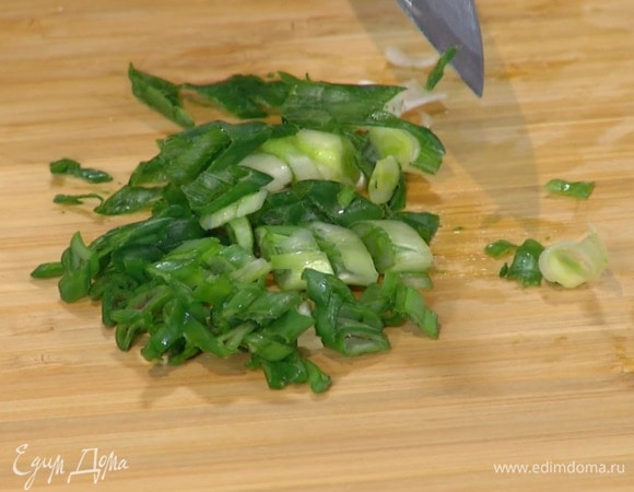 Зеленый лук тонко нарезать наискосок.