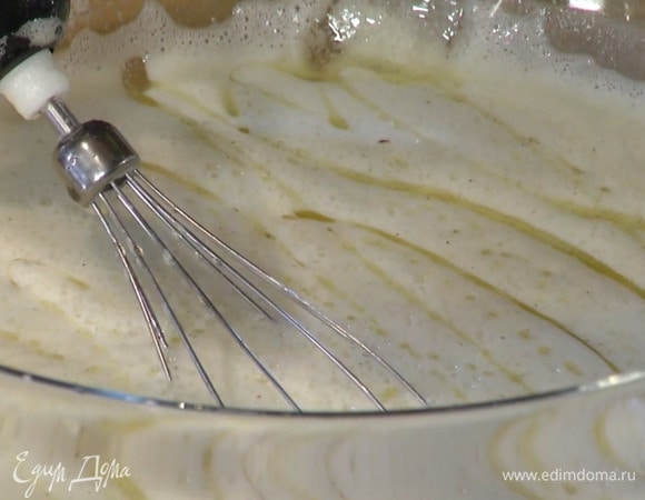 Приготовить тесто: яйца с сахаром взбить блендером с насадкой-венчиком в пышную пену, всыпать муку, измельченный фундук, соль, влить молоко, 50 мл растительного масла и перемешать. Дать тесту немного отдохнуть.