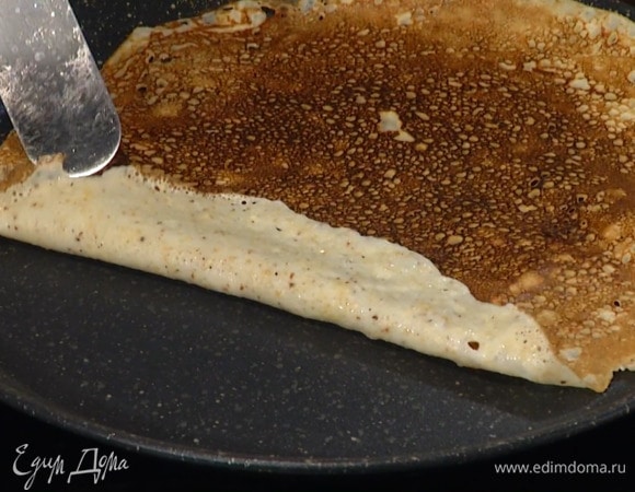 Разогреть в сковороде оставшееся растительное масло и пожарить тонкие блины.