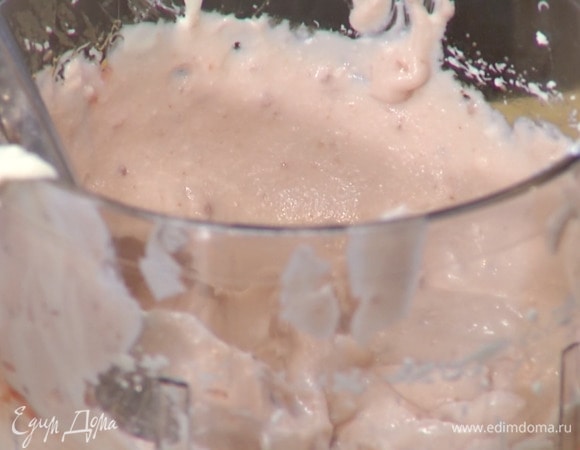 Творог взбить в блендере, добавить 1–2 ст. ложки сливок, 3 ч. ложки джема и взбить все в однородную массу.