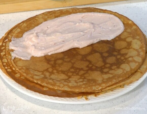 На половину блина выложить творожный крем, накрыть второй половиной и свернуть еще раз.