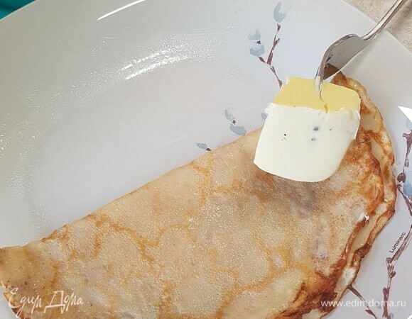 Готовые блинчики смазать сливочным маслом.