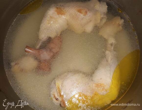 Отварите курицу. Лучше брать окорочка, а не грудку, так как грудка суховата.