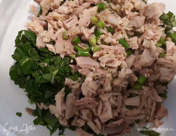 Нарежьте куриное мясо и травы, перемешайте все вместе с галангалом.