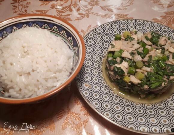 Для заправки смешайте соус нюок мам с лаймовым соком. Вылейте в лап и хорошо перемешайте. Подавайте с рисом.