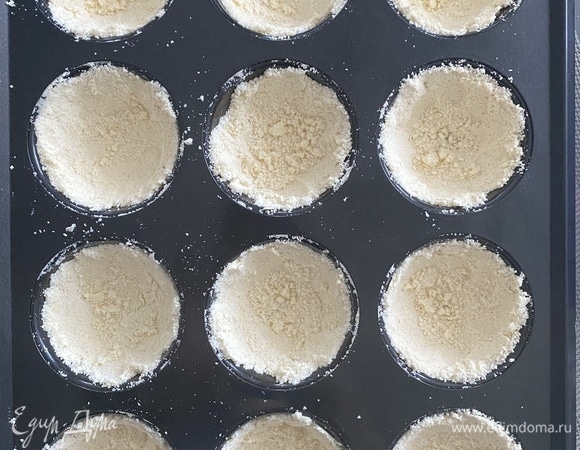 Муку просеять, добавить соль, разрыхлитель, перемешать. Холодное сливочное масло порубить ножом и перетереть с мукой в крошку, добавить сахар, все перемешать.