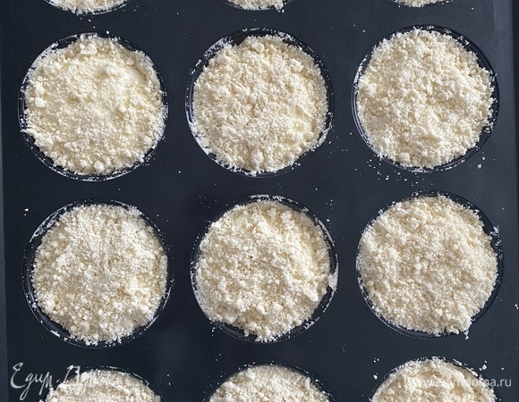 Сверху засыпать оставшейся 1/4 частью крошки.